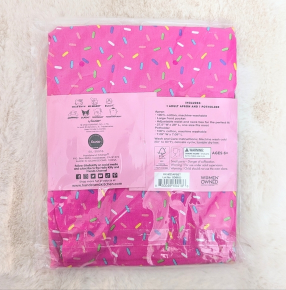 💖 NEW Hello Kitty and Friends Cafe Apron + Pot Holder Set - Picture 2 of 3